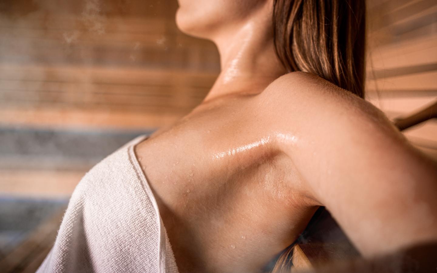 Schwitzen in der Sauna 